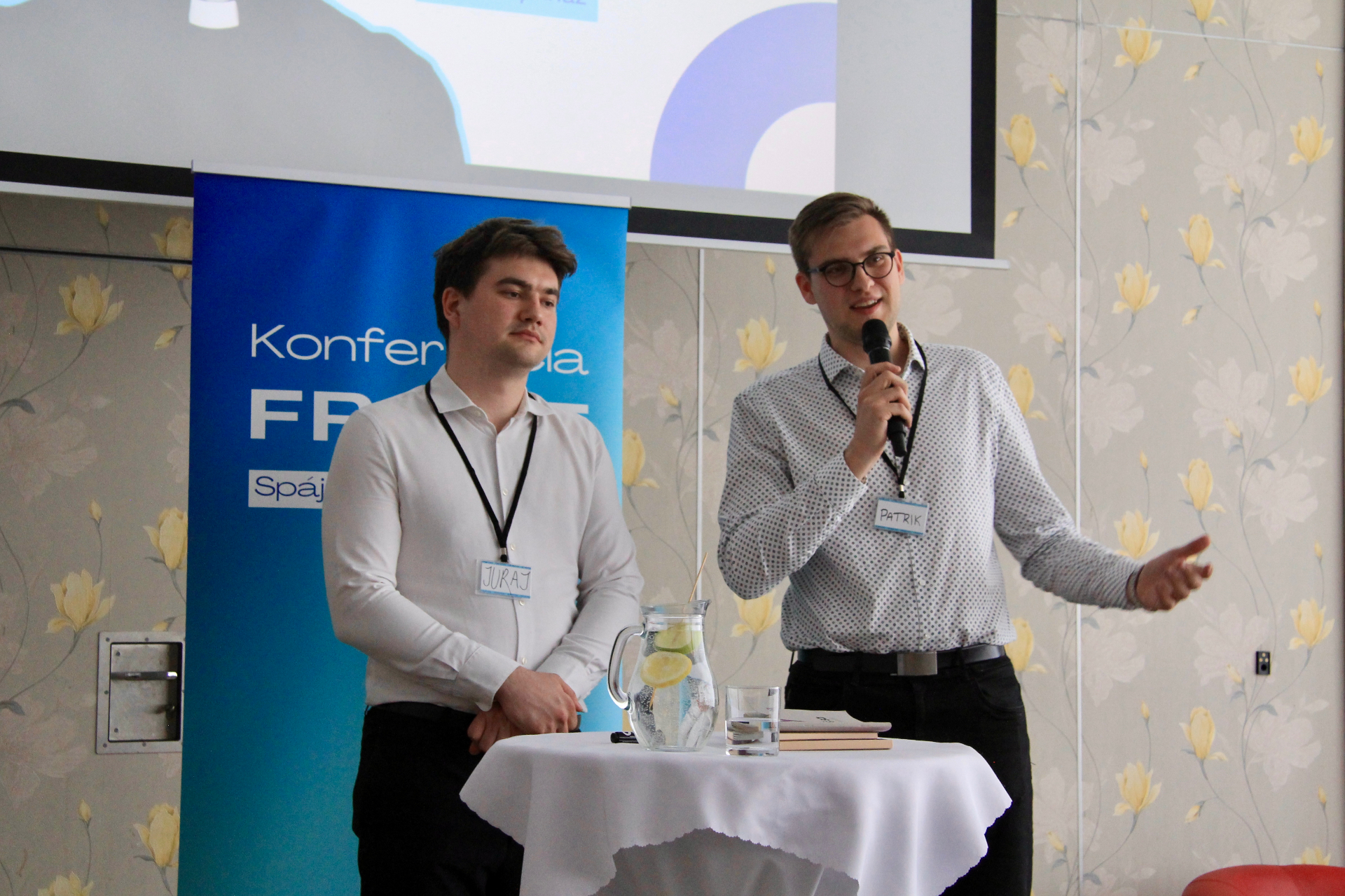 Konferencia FRAME — moderátori na pódiu